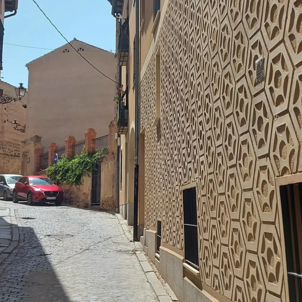 mur uliczka 1024x1024 - Segovia słynie z rzymskiego akweduktu