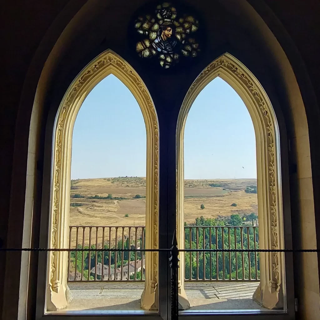 okna 1024x1024 - Segovia słynie z rzymskiego akweduktu
