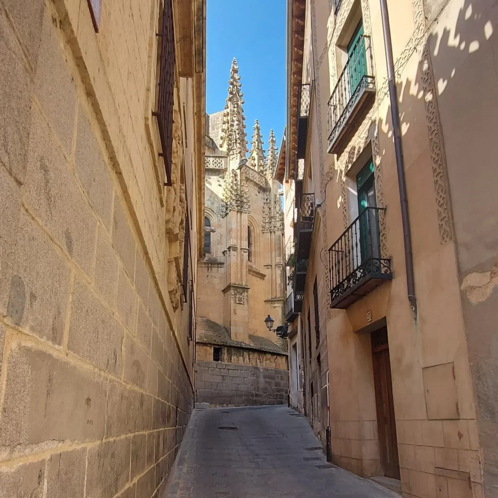 uliczka 3 1024x1024 - Segovia słynie z rzymskiego akweduktu