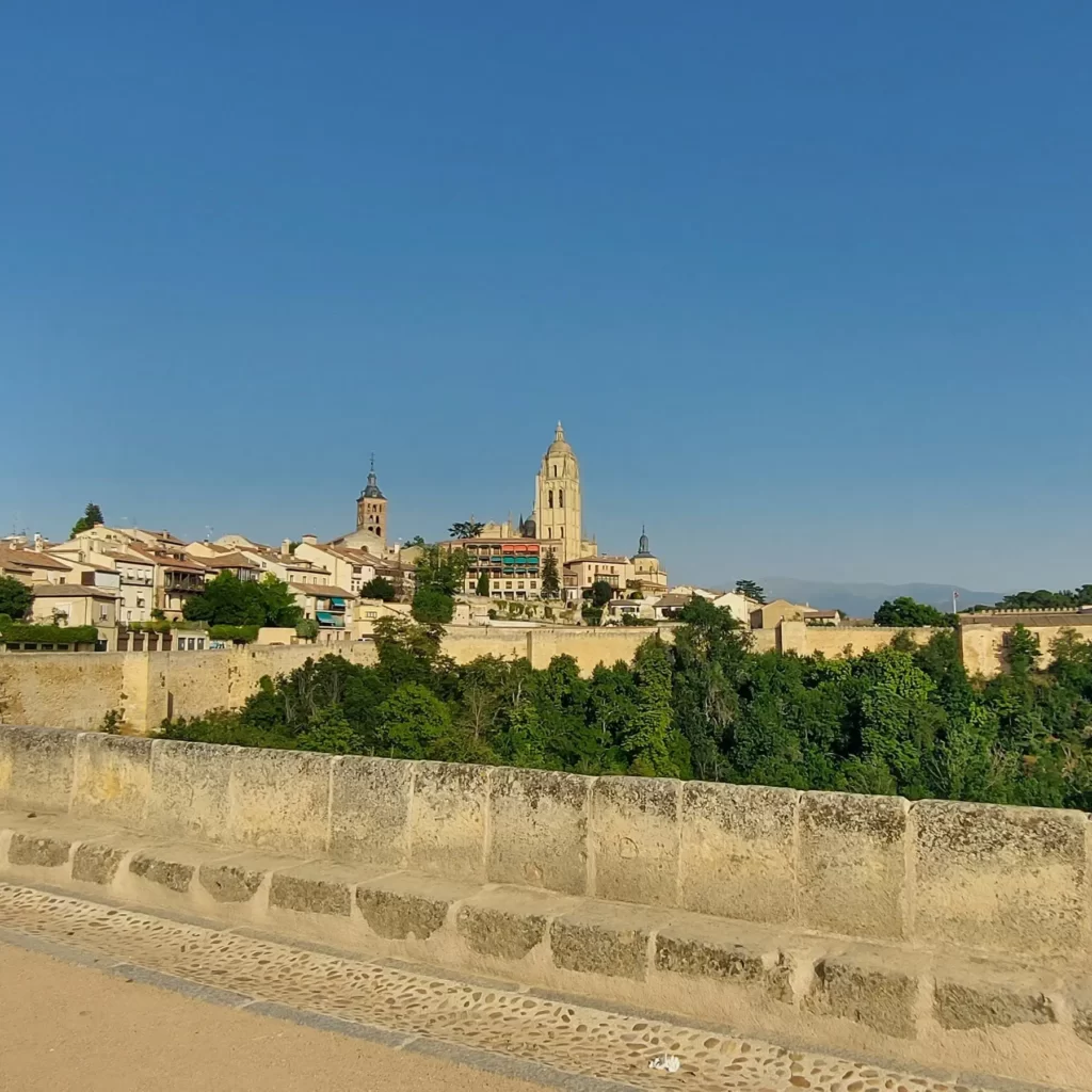 widok na katedre 1024x1024 - Segovia słynie z rzymskiego akweduktu