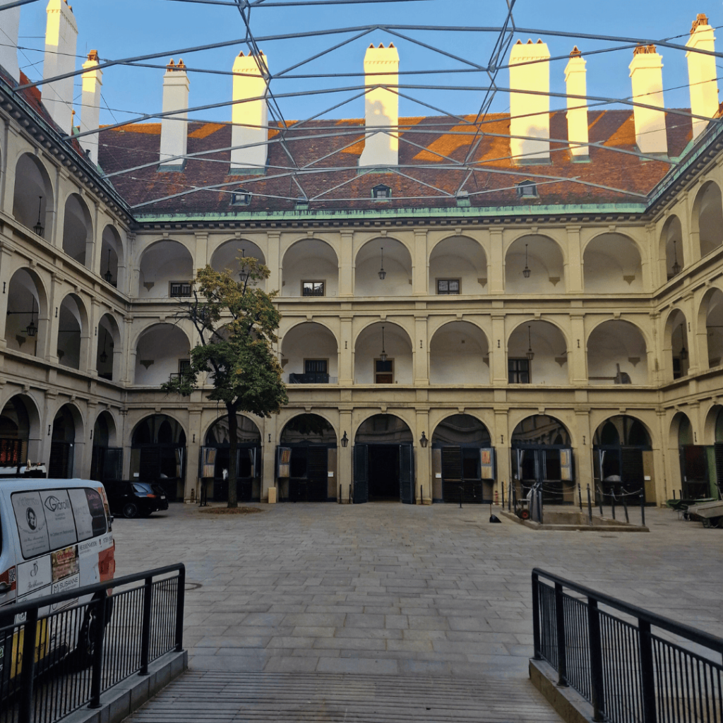 3 hiszpańskie miejscówki w Europie - Wiedeń, Bruksela i Rzym Dziedziniec Szkola Jazdy 1024x1024 - 3 hiszpańskie miejscówki w Europie - Wiedeń, Bruksela i Rzym