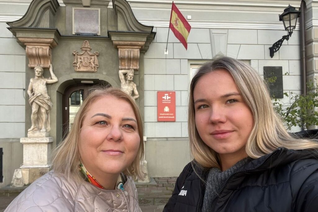 Dorota-Helena-Hiszpanski-Praktycznie-Studio-Swiatniki