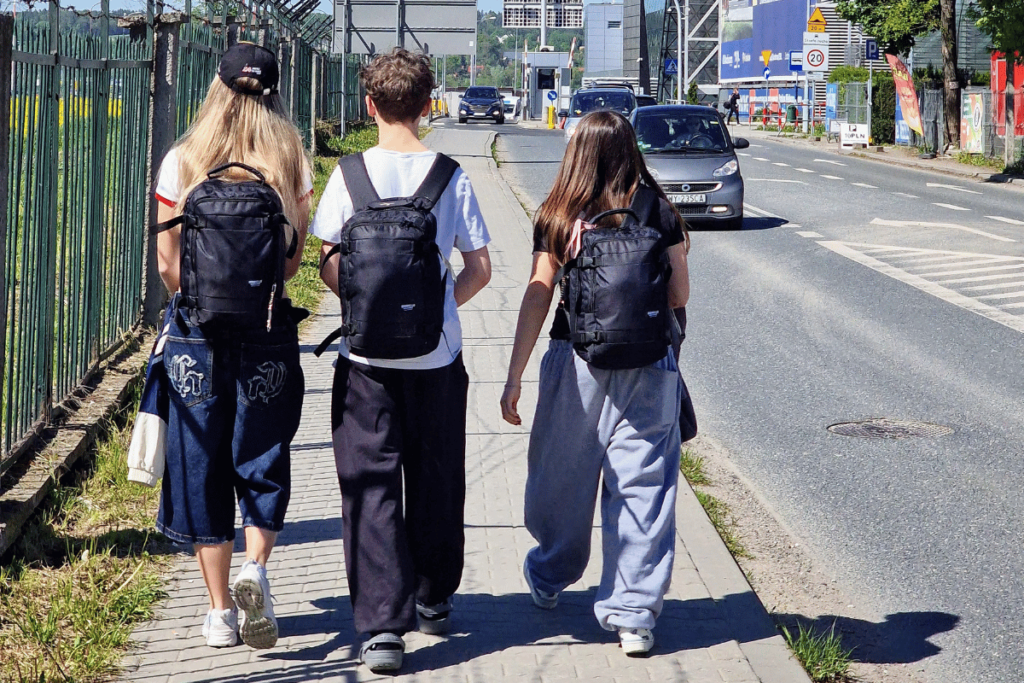 Hiszpanski-praktycznie-nastolatki-z-plecakami-studio-swiatniki